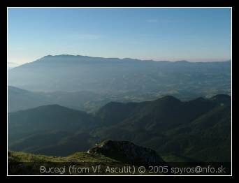 Romania (Rumunsko) | Piatra Craiului (Kráľovský kameň) | Pohľad na Bucegi (Bu?egi) od útulne na vrchole Ascutit