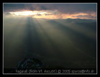Romania (Rumunsko) | Piatra Craiului (Kráľovský kameň) | Pohľad na Fagaras (Fagaraš) od útulne na vrchole Ascutit