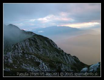 Romania (Rumunsko) | Piatra Craiului (Kráľovský kameň) | Pohľad na vrchol Papusa (Papuša) od útulne na vrchole Ascutit